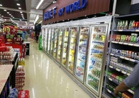 スーパーマーケットの冷たい飲みものの表示冷蔵室、フリーザー部屋の商業歩行